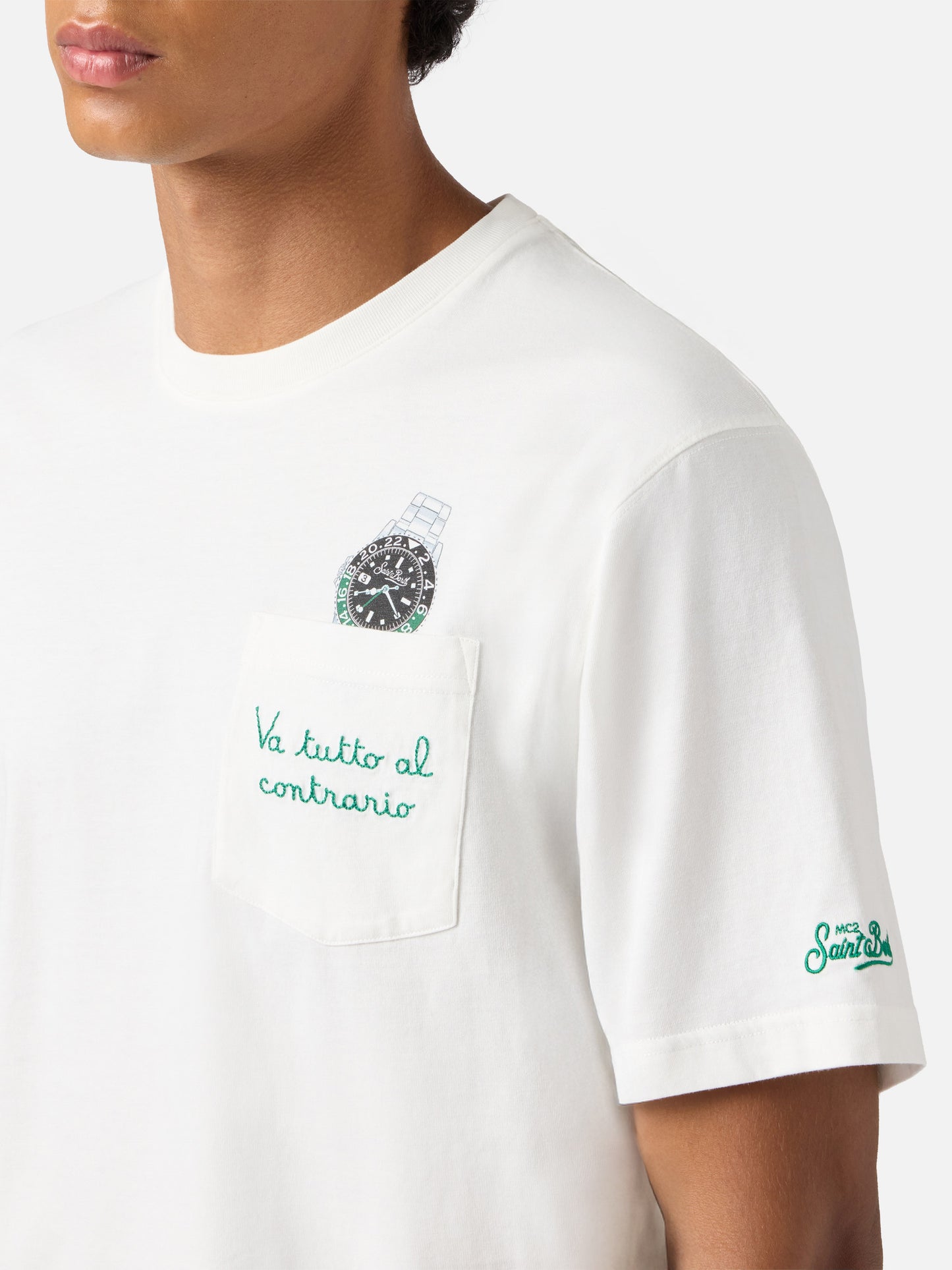 T-shirt Connor in cotone bianco con ricamo sul taschino Va tutto al contrario
