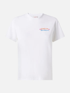 Emilie-Baumwoll-T-Shirt mit „Estate-mi Lontana“-Stickerei | INSULTI LUMINOSI SONDEREDITION