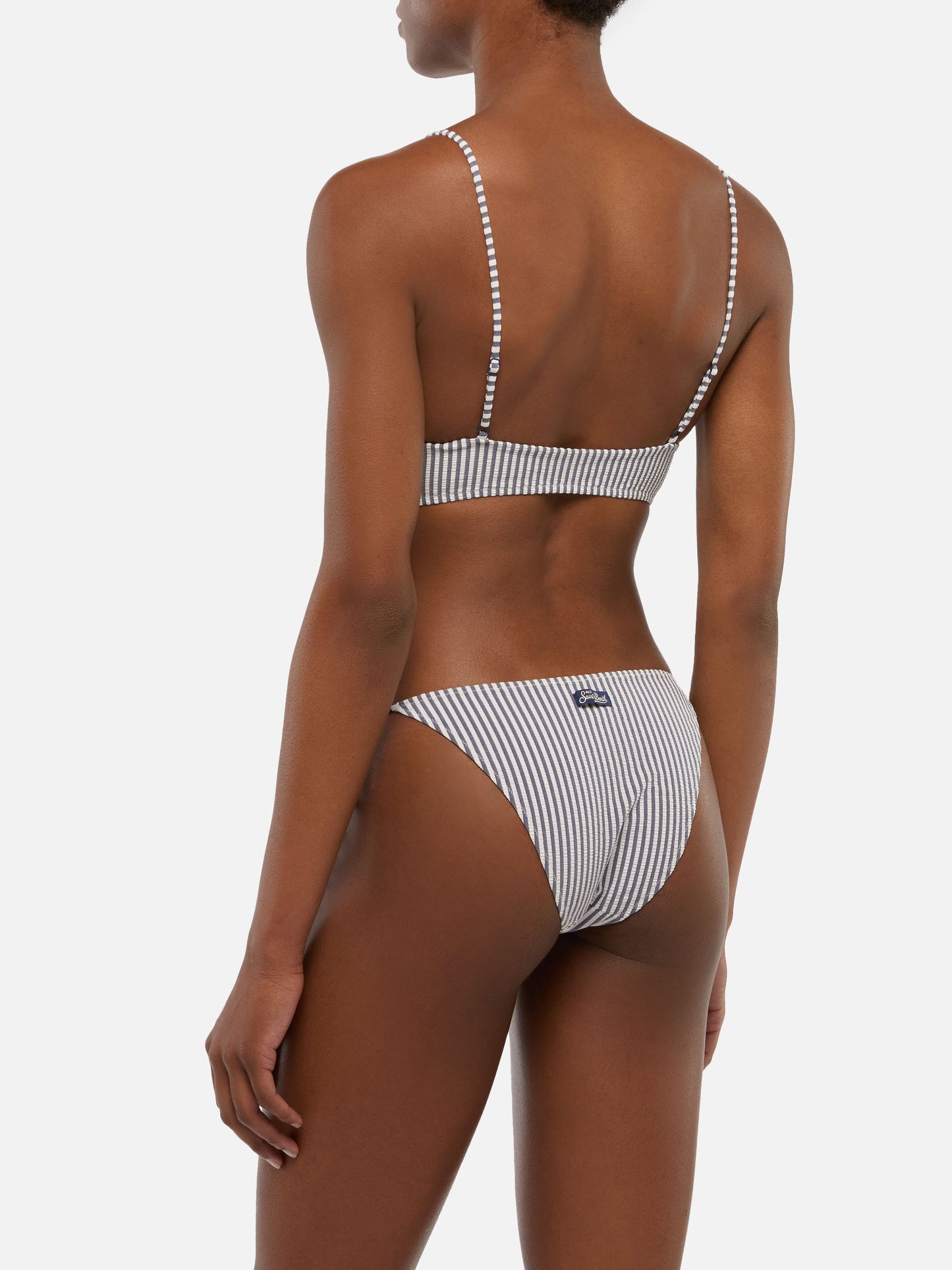 Klassische Badehose „Virgo“ mit Streifenmuster – Seersucker-Bralette-Oberteil „Judy“ mit Streifenmuster