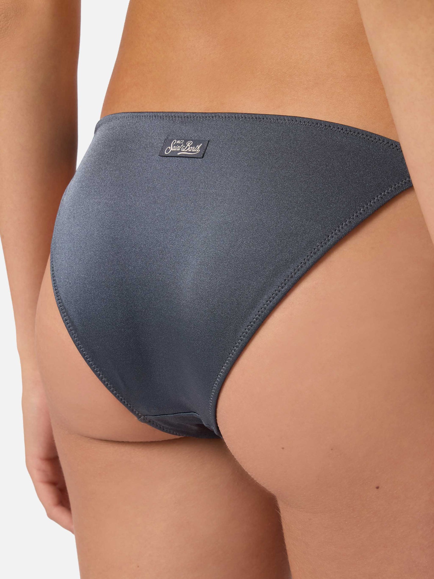 Braguita de bikini clásica Virgo en tejido gris oscuro con acabado brillante y detalles de charms