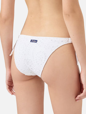 Klassische Badehose aus schwarzer Sangallo-Spitze von Yali – U-Ausschnitt-Bralette aus weißer Sangallo-Spitze von Paloma