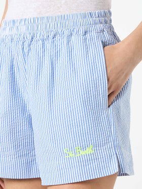 Kurze Damenhose aus Seersucker mit Streifendruck