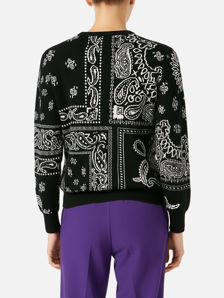 Maglione da donna in misto cashmere nero fantasia bandana