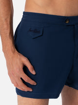 Marineblaue, taillierte Badeshorts für Herren von Harrys