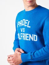 Herrenpullover mit Rundhalsausschnitt und Padel vs. Girlfriend-Jacquard-Print