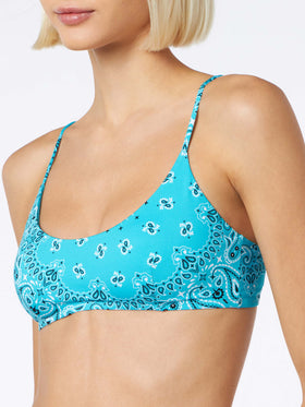 Damen-Bralette-Badeanzug mit hellblauem Bandana-Print