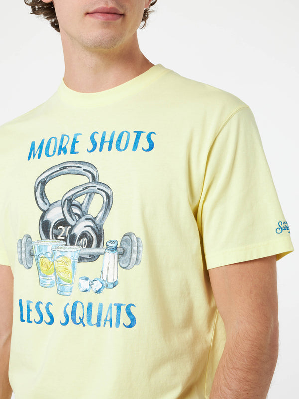 Herren-T-Shirt aus Baumwolle mit platziertem „More Shots Less Squats“-Aufdruck