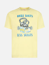 T-shirt da uomo in cotone con stampa piazzata More Shots Less Squats