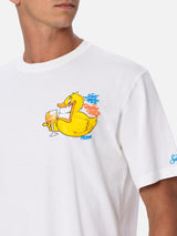 T-shirt da uomo in cotone con stampa piazzata fronte e retro Cryptopuppets Ducky Aperitif | EDIZIONE SPECIALE CRYPTOPUPPETS