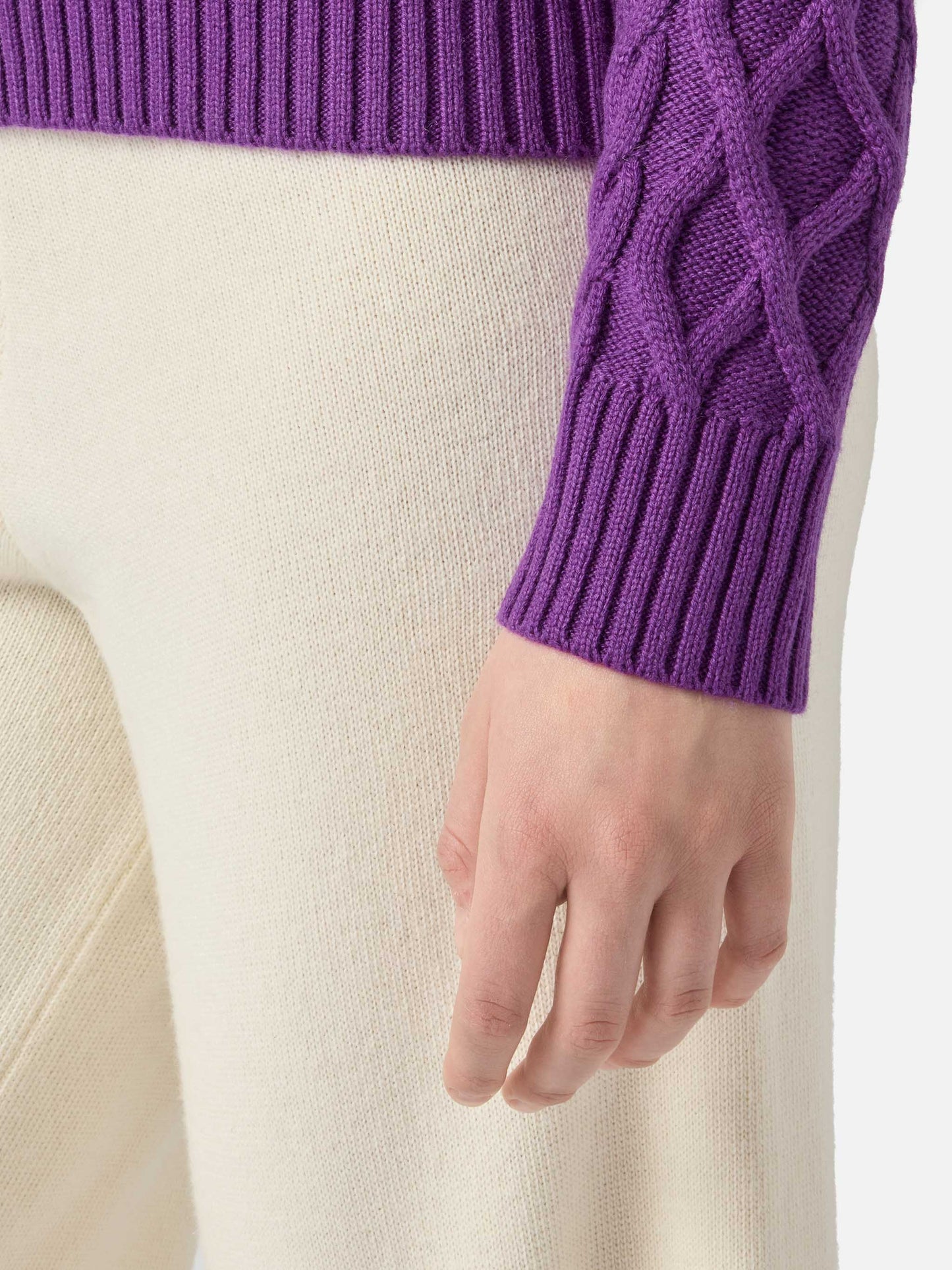 Maglione da donna mezzo dolcevita con scritta Saint Barth