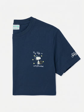 Camiseta de algodón Arnott en azul con bordado Snoopy My life is complicated | PEANUTS SPECIAL EDITION 