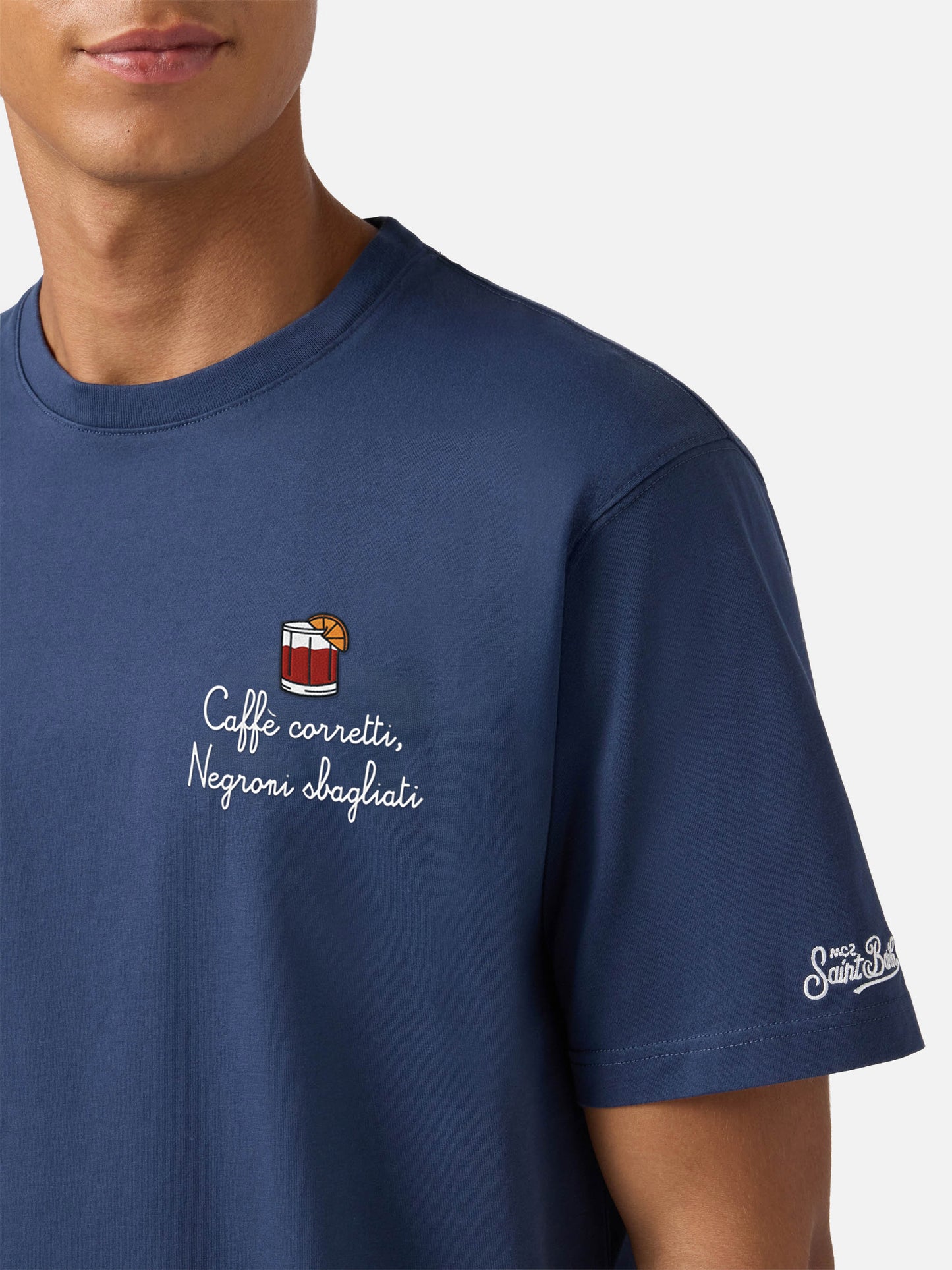 Arnott-Baumwoll-T-Shirt in Blau mit Caffè Corretti Negroni Sbagliati-Stickerei