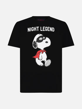 T-shirt da uomo in cotone con stampa Snoopy night legend | SNOOPY - EDIZIONE SPECIALE PEANUTS™
