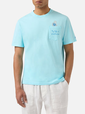 Camiseta Austin azul claro con bordado de reloj y My Life Is Complicated 