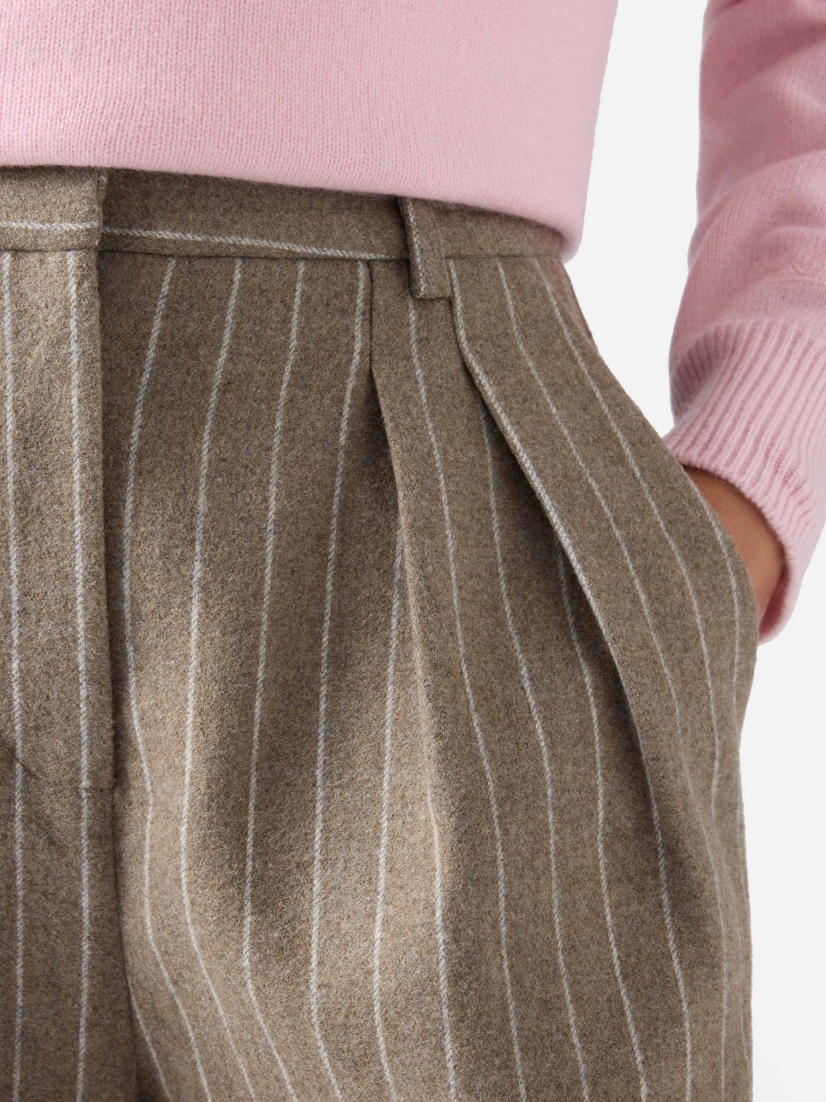 Shorts Aya beige de franela en mezcla de lana con finas rayas diplomáticas 