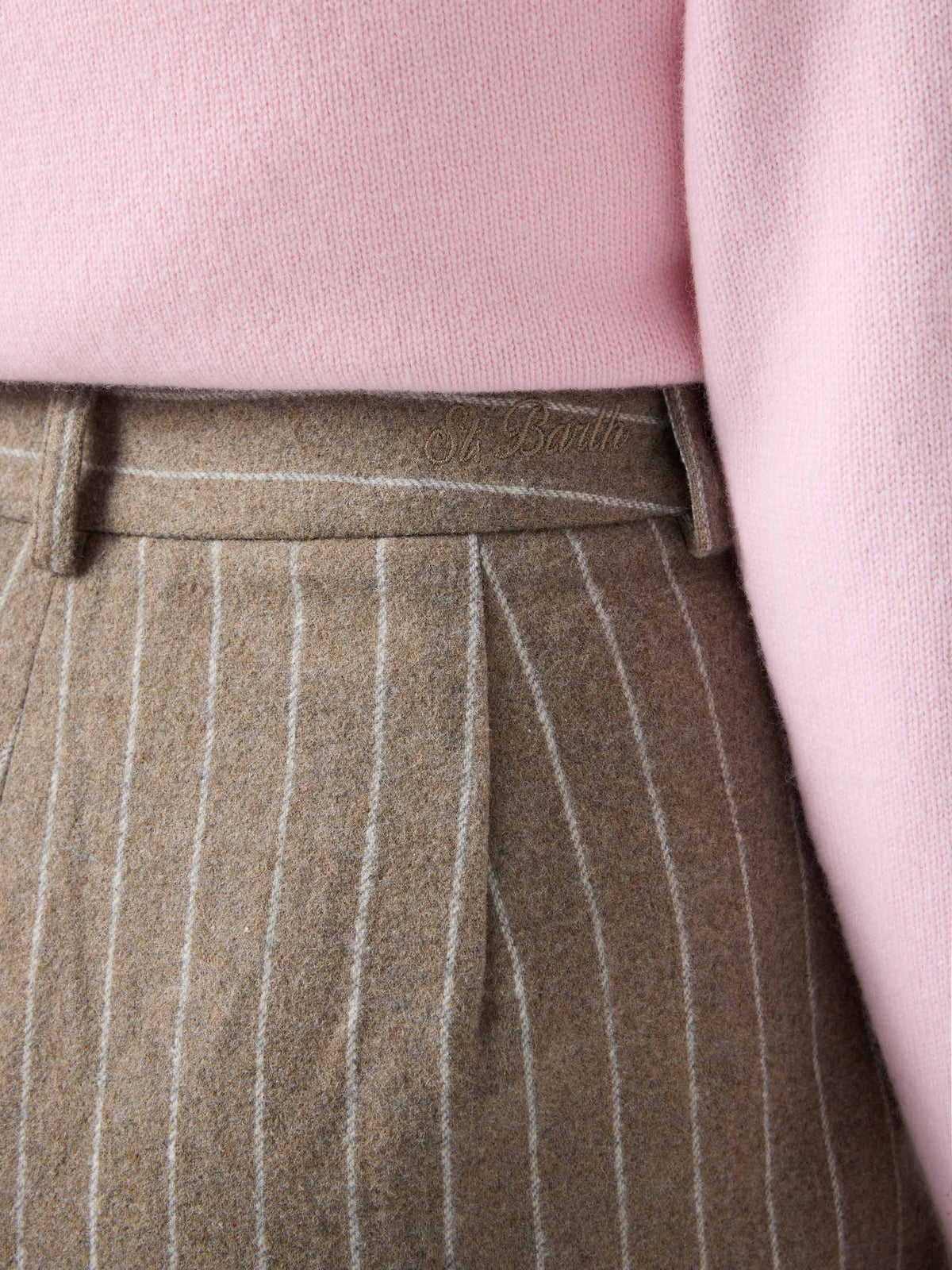 Shorts Aya beige de franela en mezcla de lana con finas rayas diplomáticas 