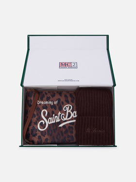 Set pochette con stampa leopardo e berretto marrone