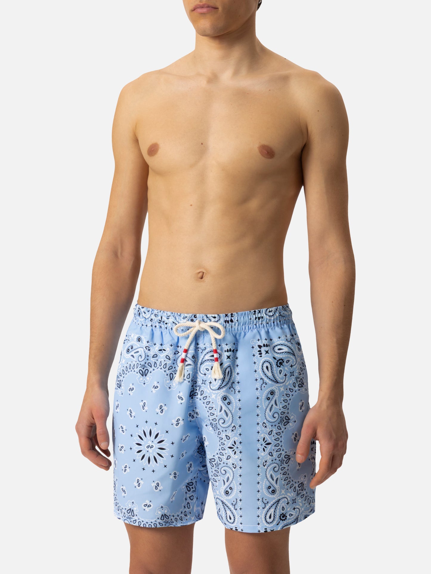 Mittellange Badeshorts Caprese mit himmelblauem Bandanna-Print