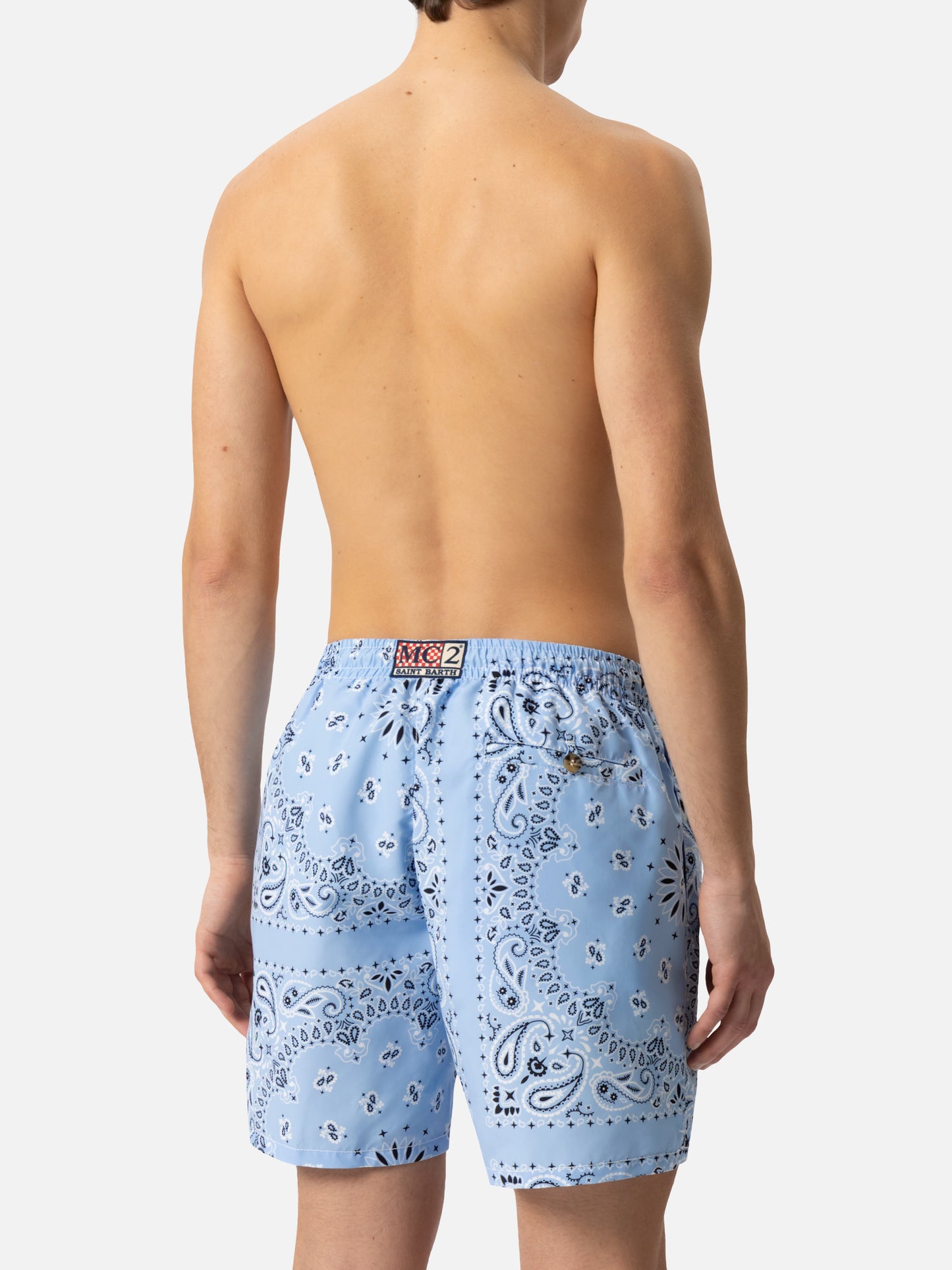 Mittellange Badeshorts Caprese mit himmelblauem Bandanna-Print