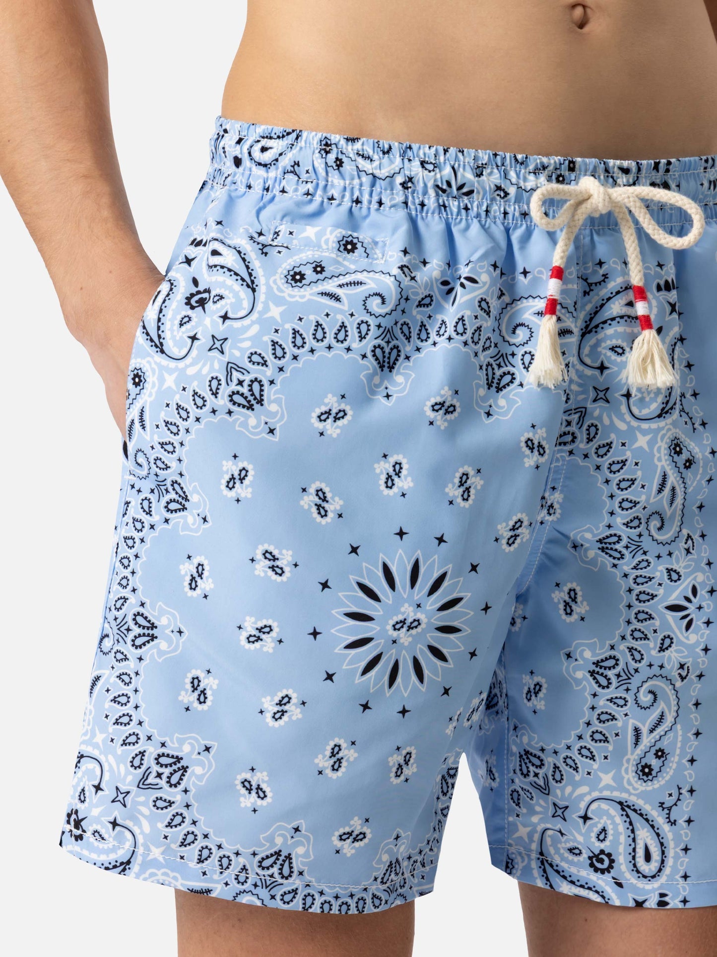 Mittellange Badeshorts Caprese mit himmelblauem Bandanna-Print