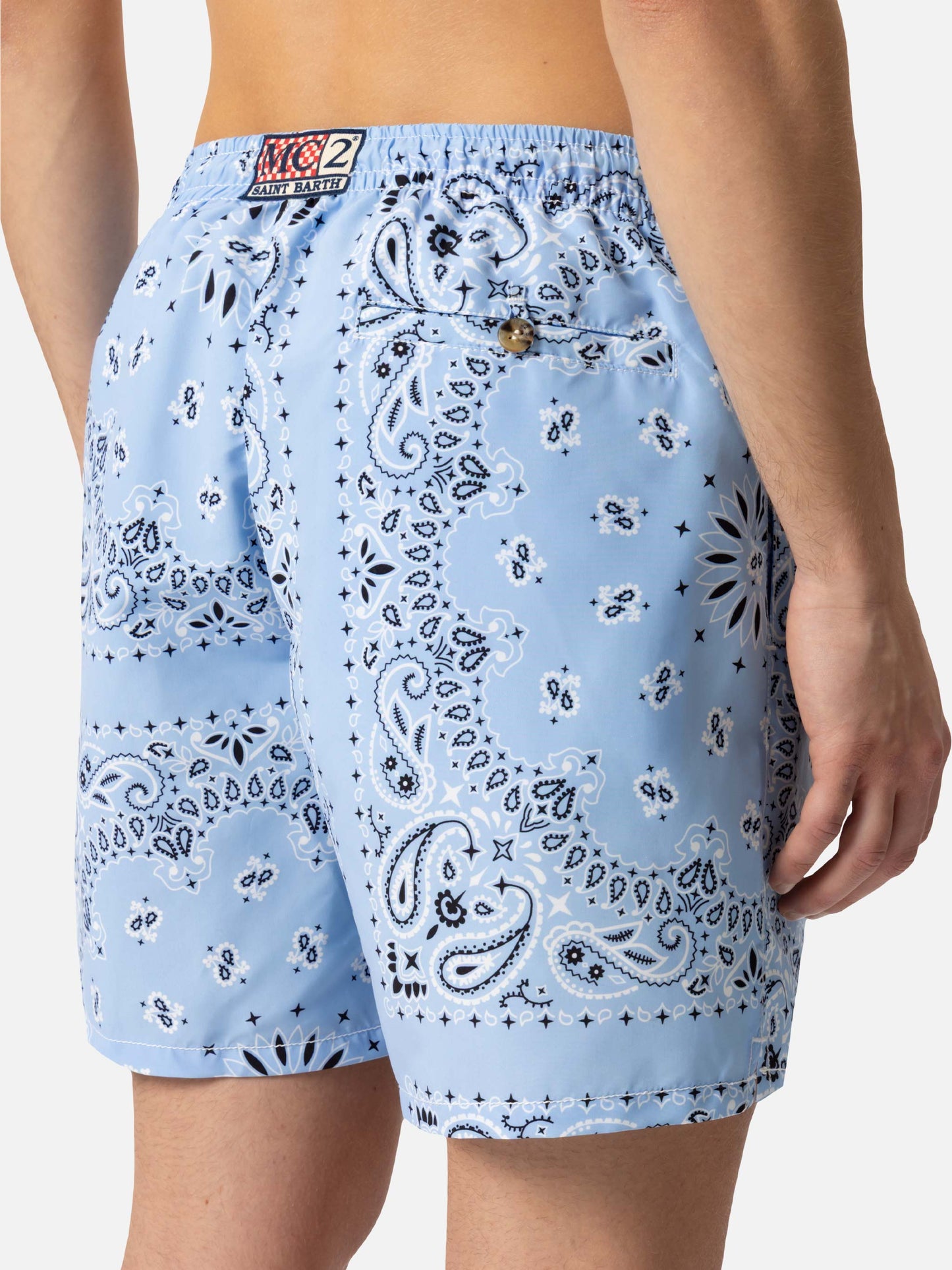 Mittellange Badeshorts Caprese mit himmelblauem Bandanna-Print