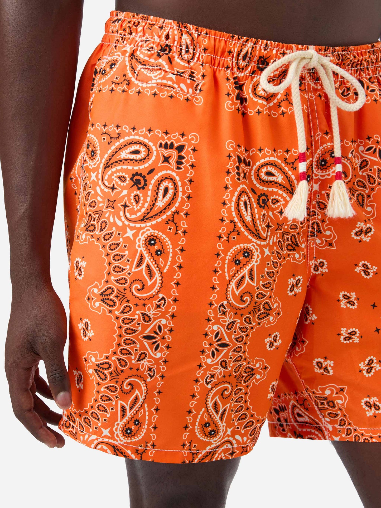 Herren-Badeshorts mit orangefarbenem Bandana-Aufdruck