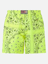 Herren-Badeshorts mit neongelbem Bandana-Print