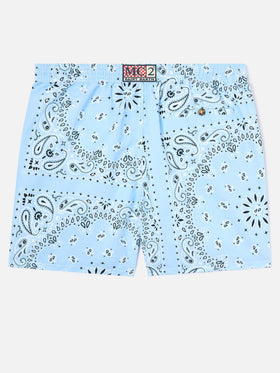 Caprese-Badeshorts mit hellblauem Bandana-Print 
