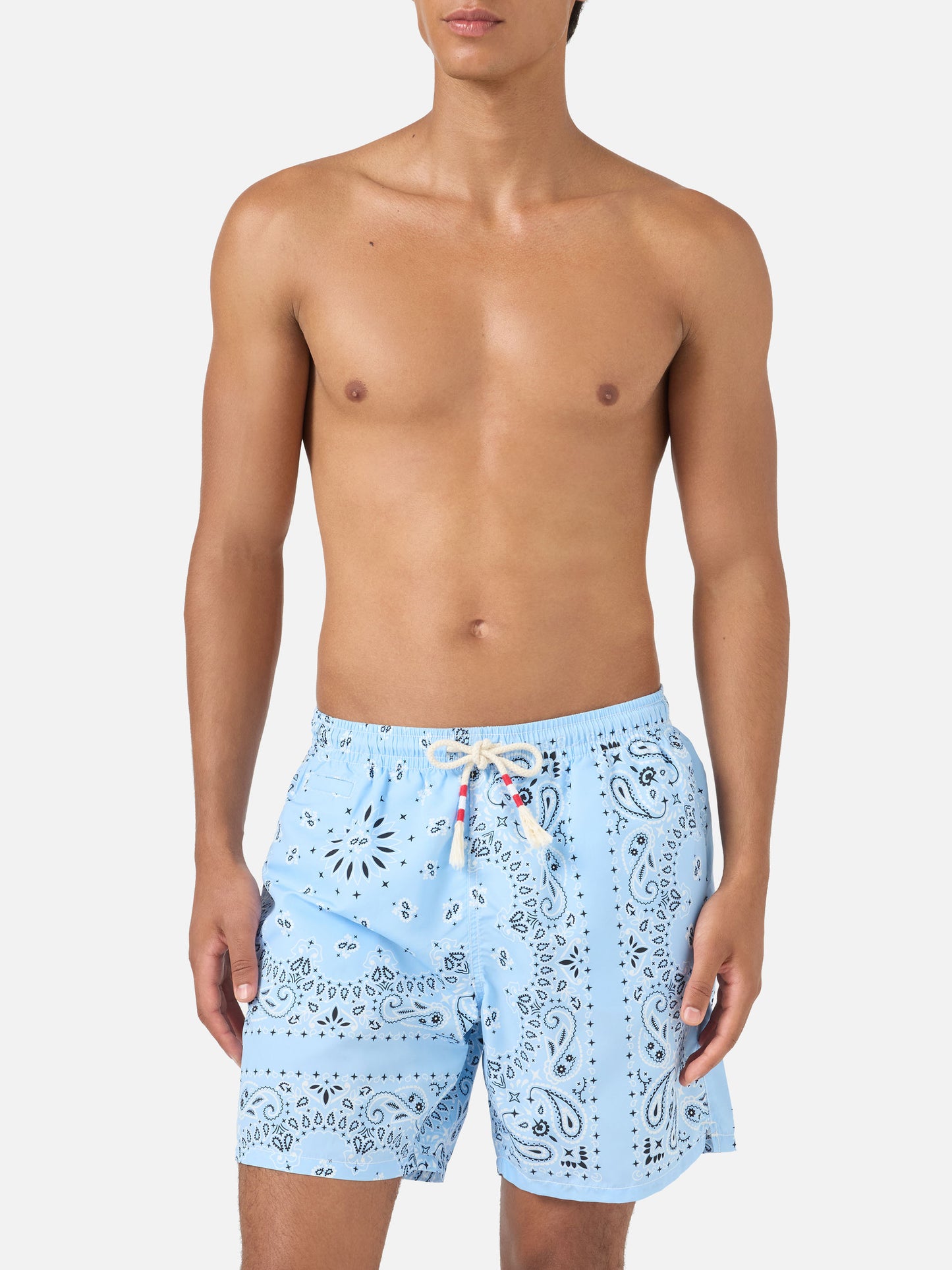 Caprese-Badeshorts mit hellblauem Bandana-Print 