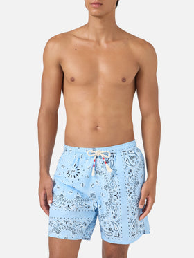 Caprese-Badeshorts mit hellblauem Bandana-Print 