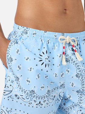 Caprese-Badeshorts mit hellblauem Bandana-Print 