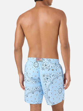 Caprese-Badeshorts mit hellblauem Bandana-Print 