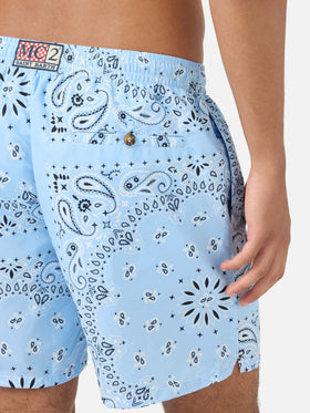 Caprese-Badeshorts mit hellblauem Bandana-Print 