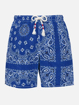 Herren-Badeshorts mit blauem Bandana-Print