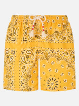 Herren-Badeshorts mit ockerfarbenem Bandana-Print