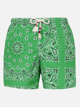 Herren-Badeshorts mit grünem Bandana-Aufdruck