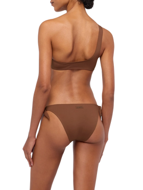 Klassische Badehose „Yali“ in Braun – One-Shoulder-Bralette-Oberteil „Celestine“ in Braun