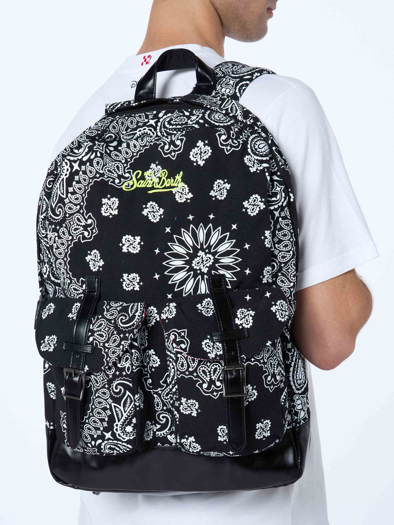 Canvas-Rucksack „Cody“ mit schwarzem Bandanna-Print