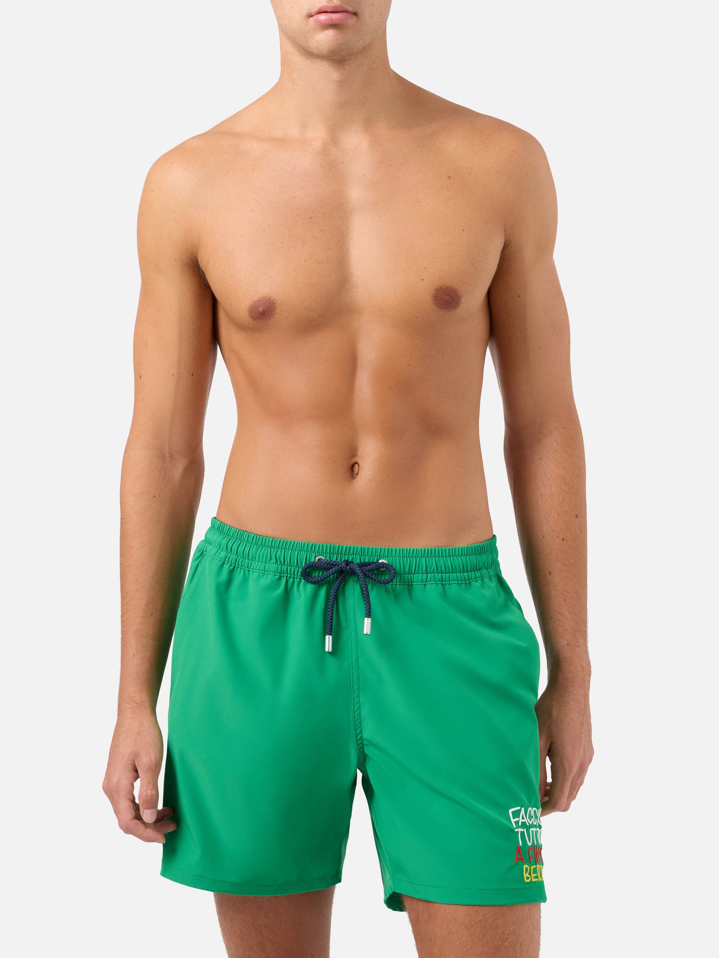 Bequeme Badeshorts in Grün mit „Faccio tutto a fin di bere“-Stickerei 
