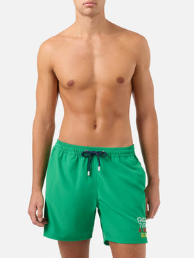 Bequeme Badeshorts in Grün mit „Faccio tutto a fin di bere“-Stickerei 