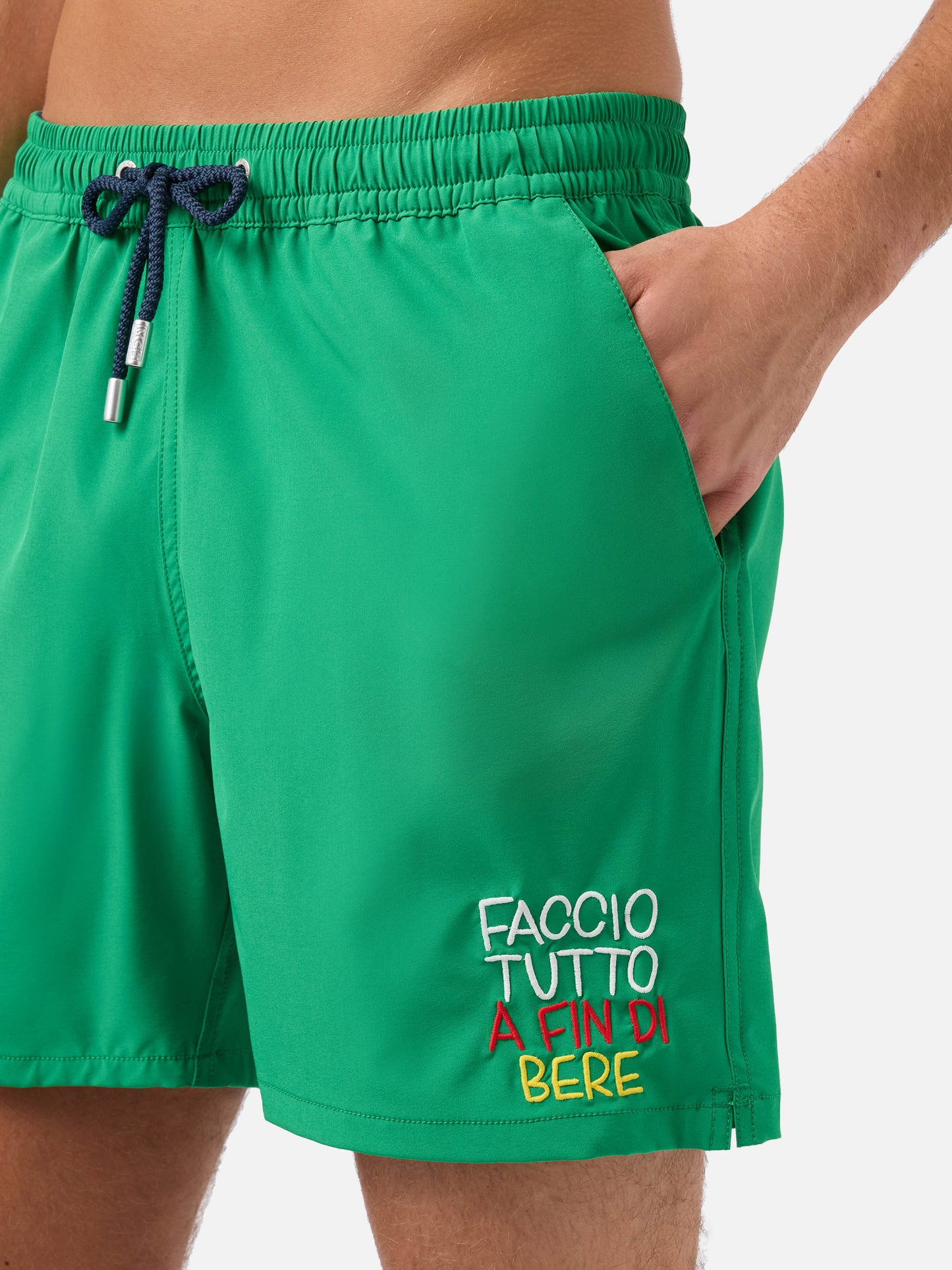 Bequeme Badeshorts in Grün mit „Faccio tutto a fin di bere“-Stickerei 