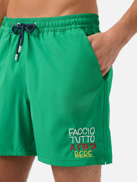 Bequeme Badeshorts in Grün mit „Faccio tutto a fin di bere“-Stickerei 