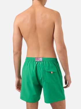 Bequeme Badeshorts in Grün mit „Faccio tutto a fin di bere“-Stickerei 