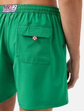 Bequeme Badeshorts in Grün mit „Faccio tutto a fin di bere“-Stickerei 