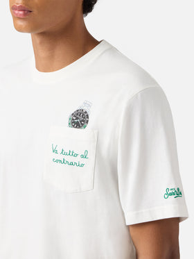 T-shirt Connor in cotone bianco con ricamo sul taschino Va tutto al contrario
