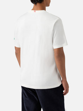 T-shirt Connor in cotone bianco con ricamo sul taschino Va tutto al contrario