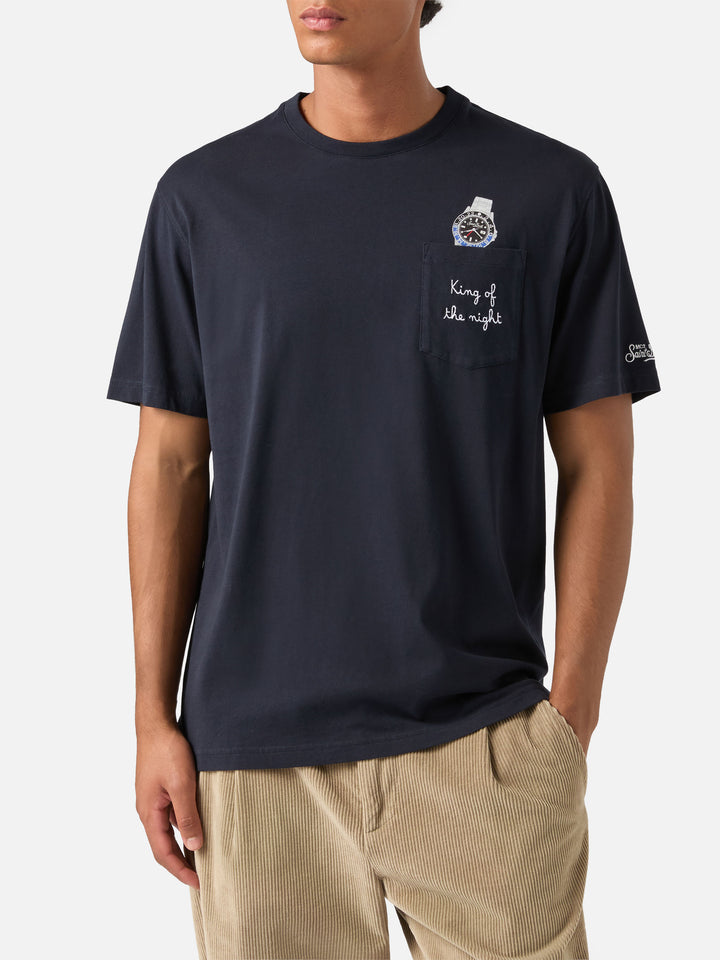 Marineblaues T-Shirt aus Bio-Baumwolle blue Connor mit Uhren-Print und King Of The Night-Stickerei 