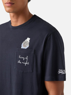Camiseta de algodón orgánico blue Connor azul marino con estampado de reloj y bordado King Of The Night 