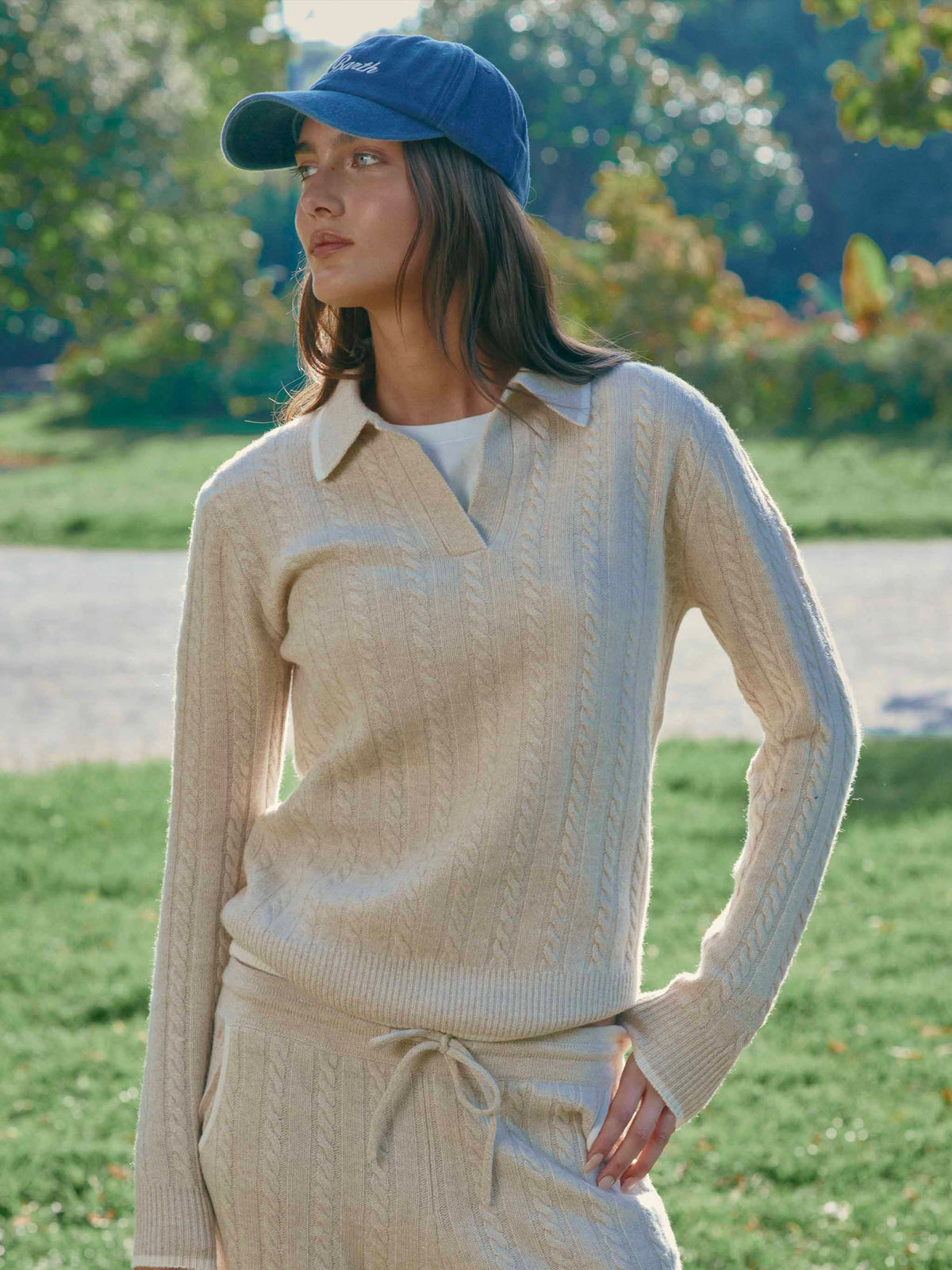 Beiger Strick mit Polokragen aus Clichy Wolle mit Pointelle-Muster 
