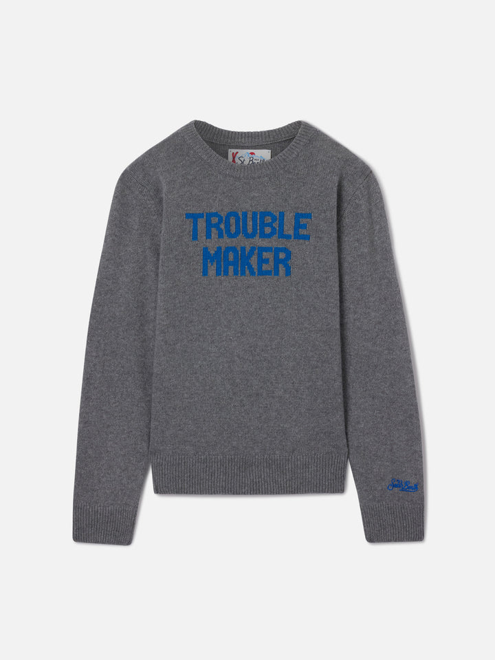 Prenda de punto con cuello redondo Douglas en gris con lettering Trouble Maker 